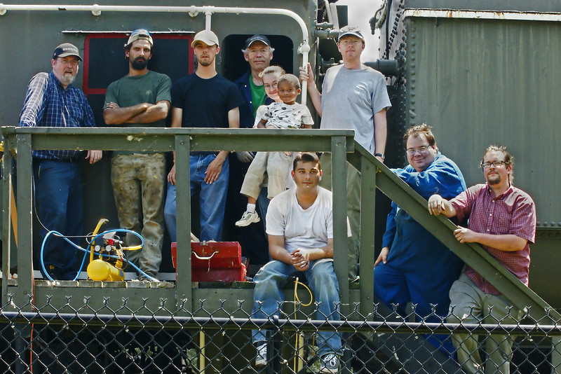 CNR Engine6069 Restoration Crew : Sarnia, June 2010
The crew from left to right : Chris Wiley, Dwayne Ross, Shaun Hinz, Paul Whitfield, (mom&boy/visitor) Peter Whitfield, Jason Mcintyre , Paul Anderson, Brendan and Brandon Fuerth